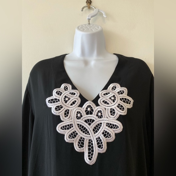 Set of two Oscar de la Renta long nightgowns black and white small - Picture 2 of 15